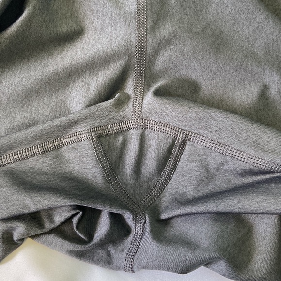 Under Armour compression leggings, size medium - Picture 4 of 6